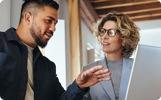 Duas pessoas conversando Duas pessoas conversando