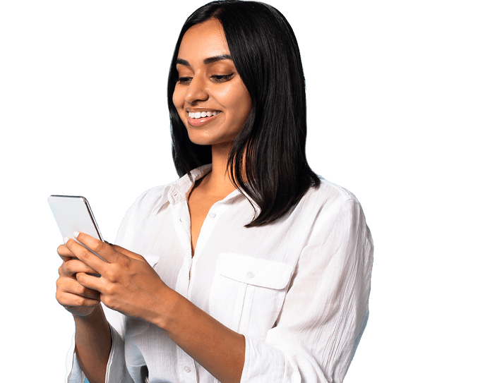 Mulher mexendo no celular e sorrindo Mulher mexendo no celular e sorrindo